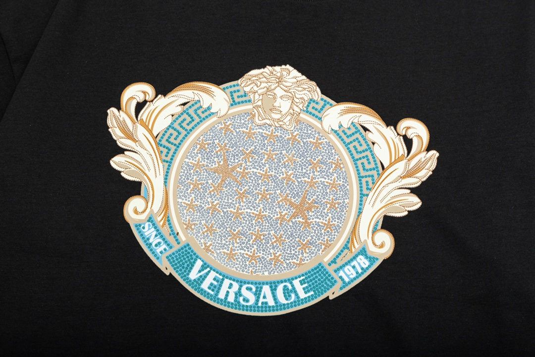 【VERSACE  公式旗艦店】ヴェルサーチ  Tシャツ ご好評に付き再入荷！250218