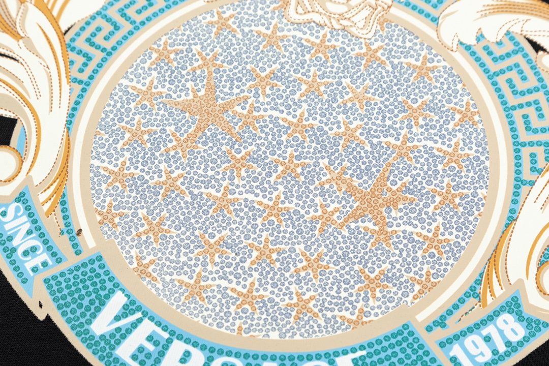 【VERSACE  公式旗艦店】ヴェルサーチ  Tシャツ ご好評に付き再入荷！250218