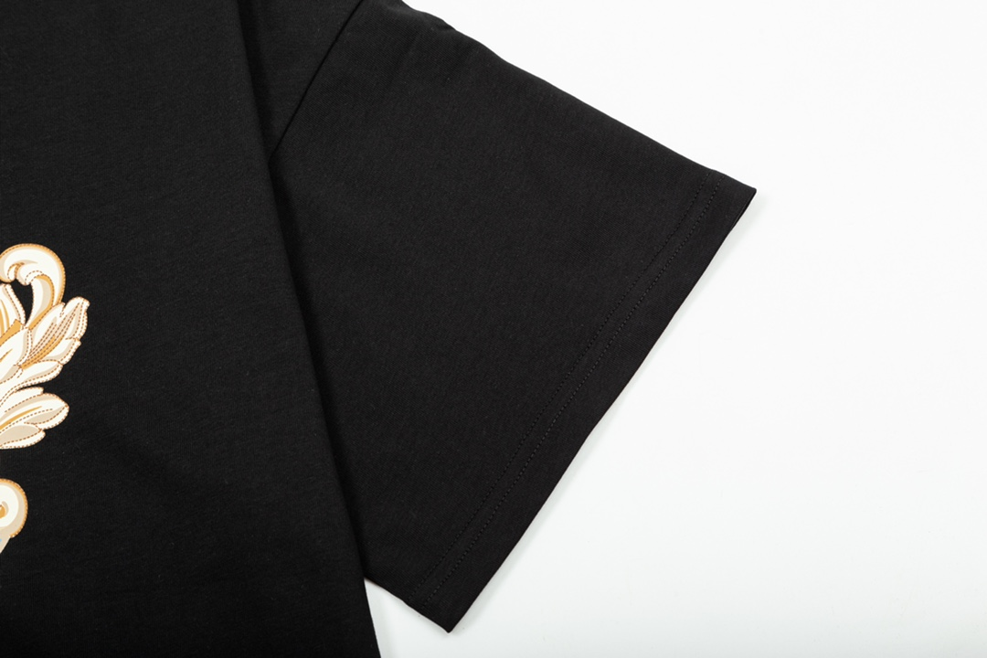 【VERSACE  公式旗艦店】ヴェルサーチ  Tシャツ ご好評に付き再入荷！250218