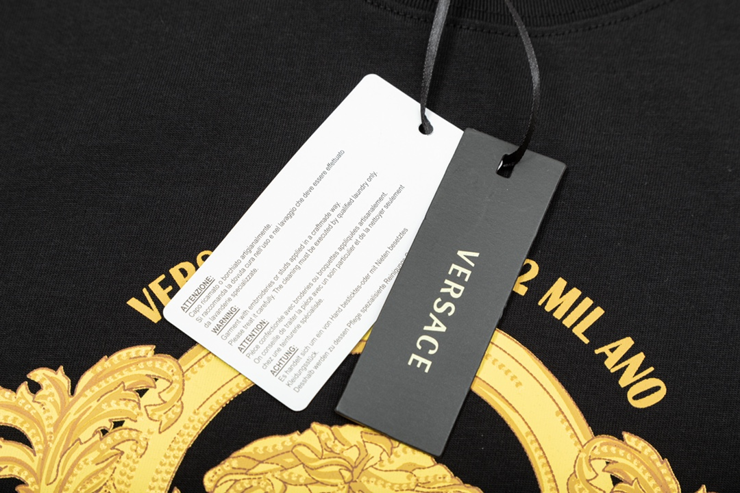 【VERSACE  公式旗艦店】ヴェルサーチ  Tシャツ ご好評に付き再入荷！250218