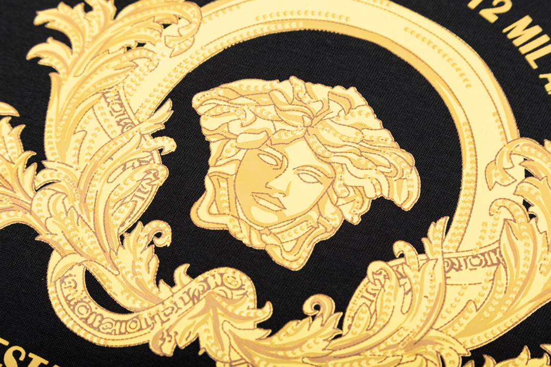 【VERSACE  公式旗艦店】ヴェルサーチ  Tシャツ ご好評に付き再入荷！250218