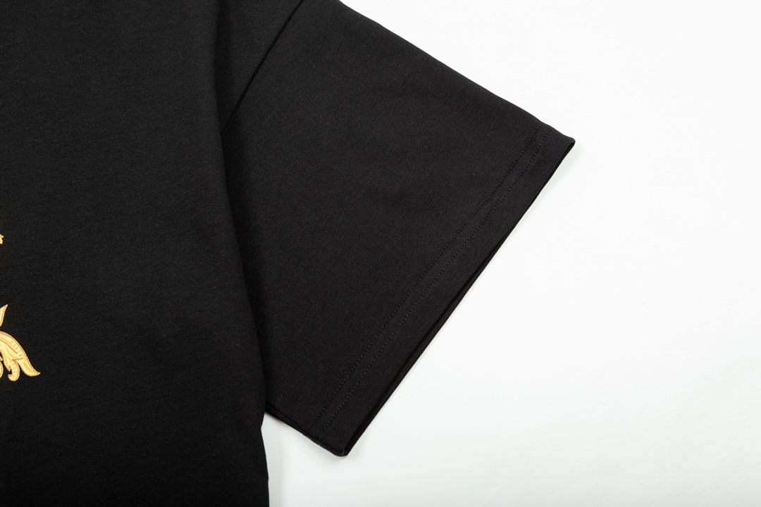 【VERSACE  公式旗艦店】ヴェルサーチ  Tシャツ ご好評に付き再入荷！250218