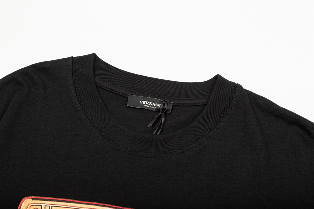 【VERSACE  公式旗艦店】ヴェルサーチ  Tシャツ ご好評に付き再入荷！250218