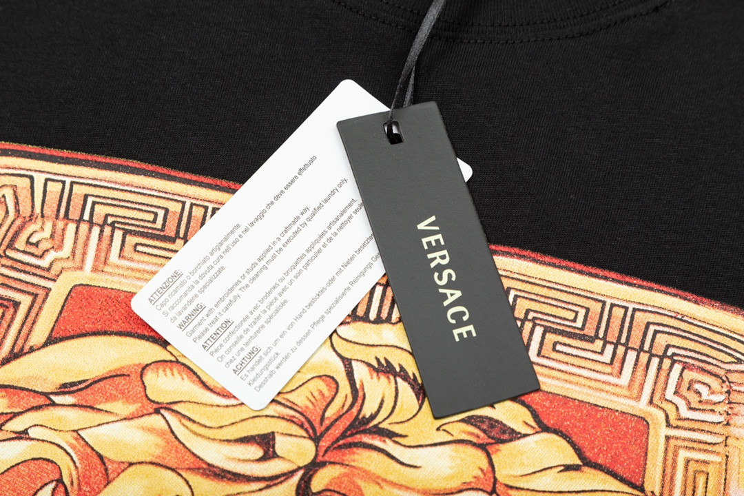 【VERSACE  公式旗艦店】ヴェルサーチ  Tシャツ ご好評に付き再入荷！250218
