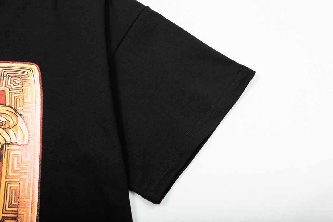 【VERSACE  公式旗艦店】ヴェルサーチ  Tシャツ ご好評に付き再入荷！250218