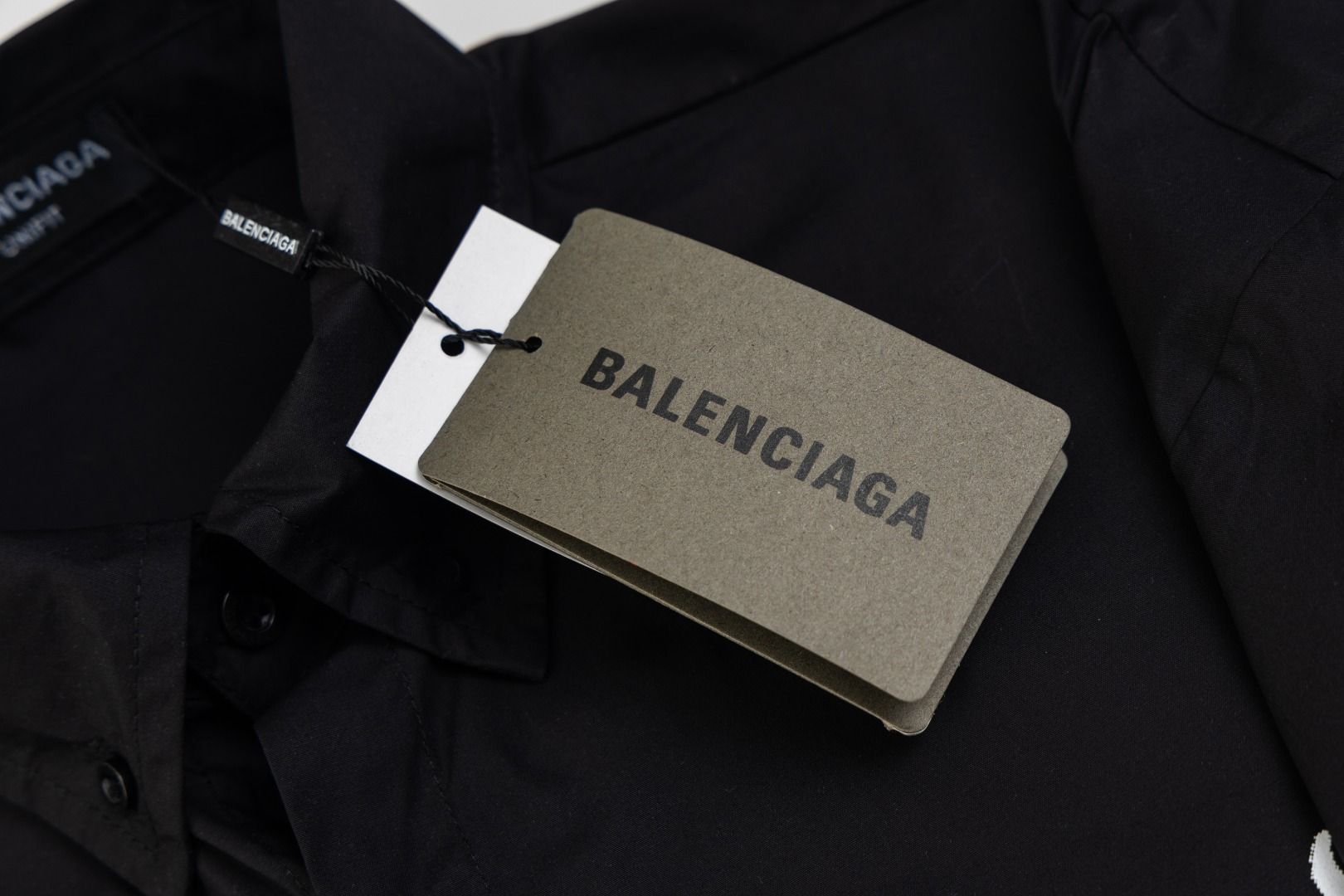 【BALENCIAGA 公式旗艦店】バレンシアガ  シャツ ご好評に付き再入荷  250218