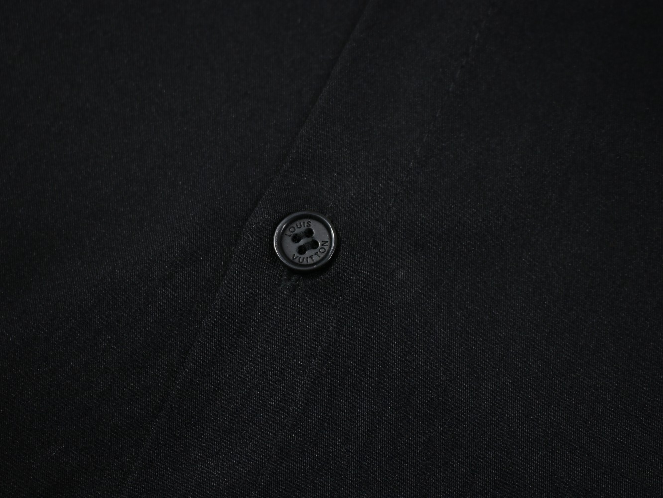 LV【LOUIS VUITTON 公式旗艦店】ルイヴィトン  シャツ ご好評に付き再入荷  250218