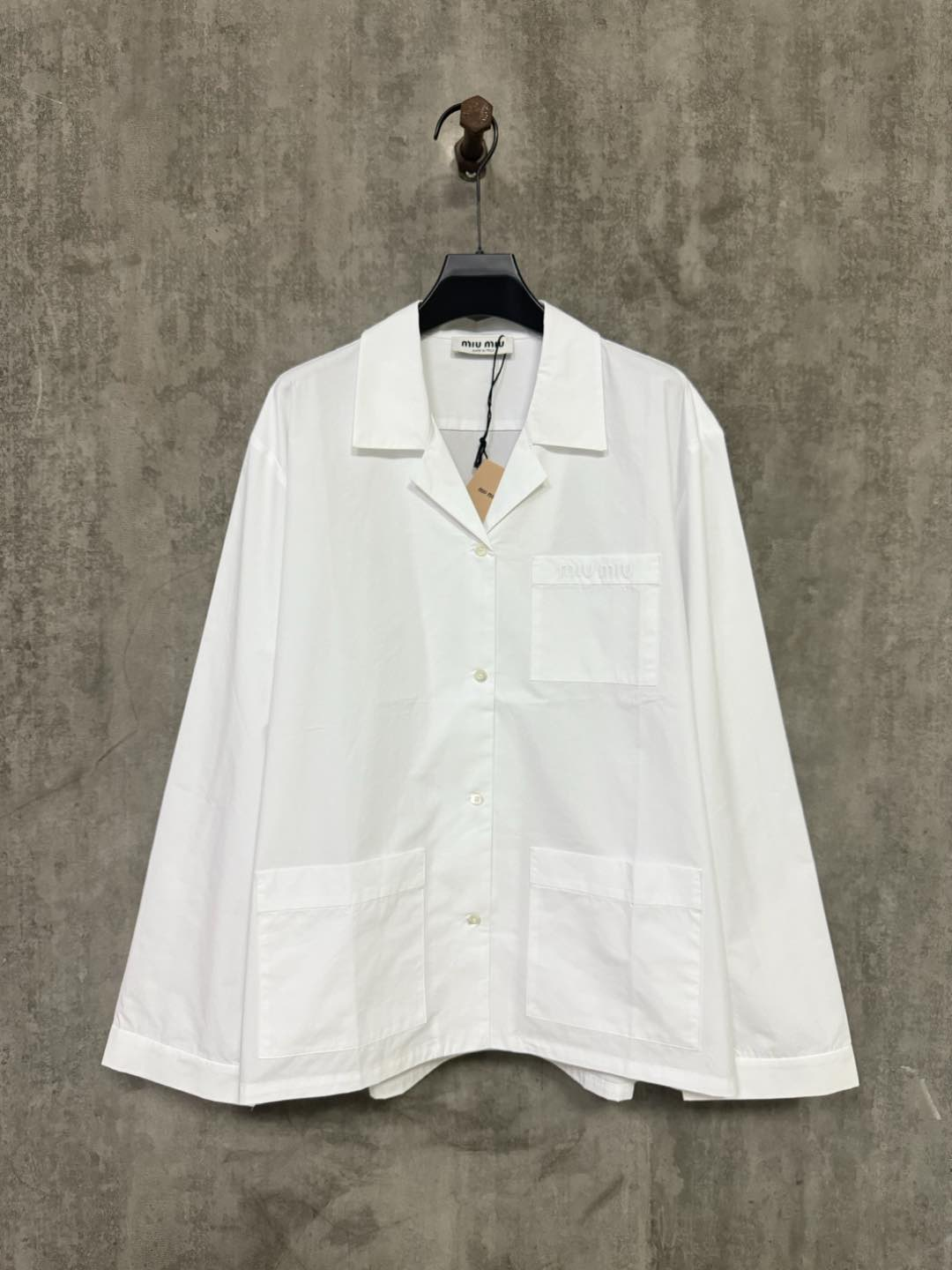 【Miumiu公式旗艦店】ミュウミュウ  シャツ ご好評に付き再入荷  250219