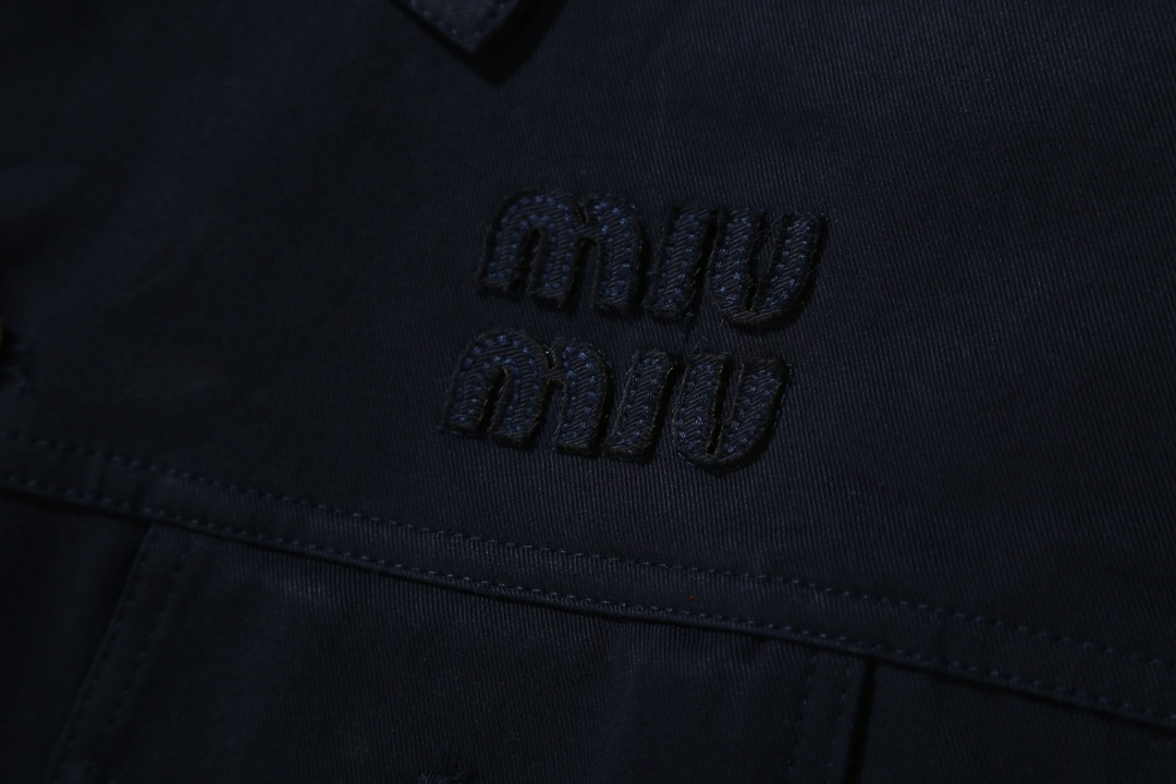 【Miumiu公式旗艦店】ミュウミュウ  シャツ ご好評に付き再入荷  250219