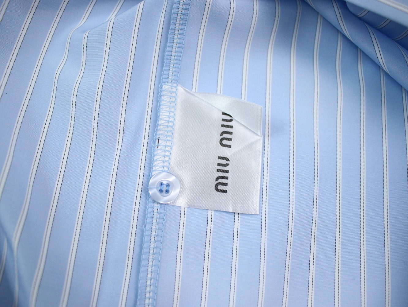 【Miumiu  公式旗艦店】ミュウミュウ  シャツ ご好評に付き再入荷  250219