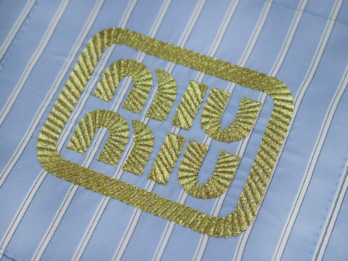 【Miumiu  公式旗艦店】ミュウミュウ  シャツ ご好評に付き再入荷  250219