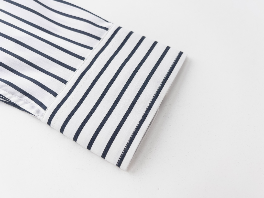 【ThomBrowne  公式旗艦店】トムブラウン   シャツ ご好評に付き再入荷  250220