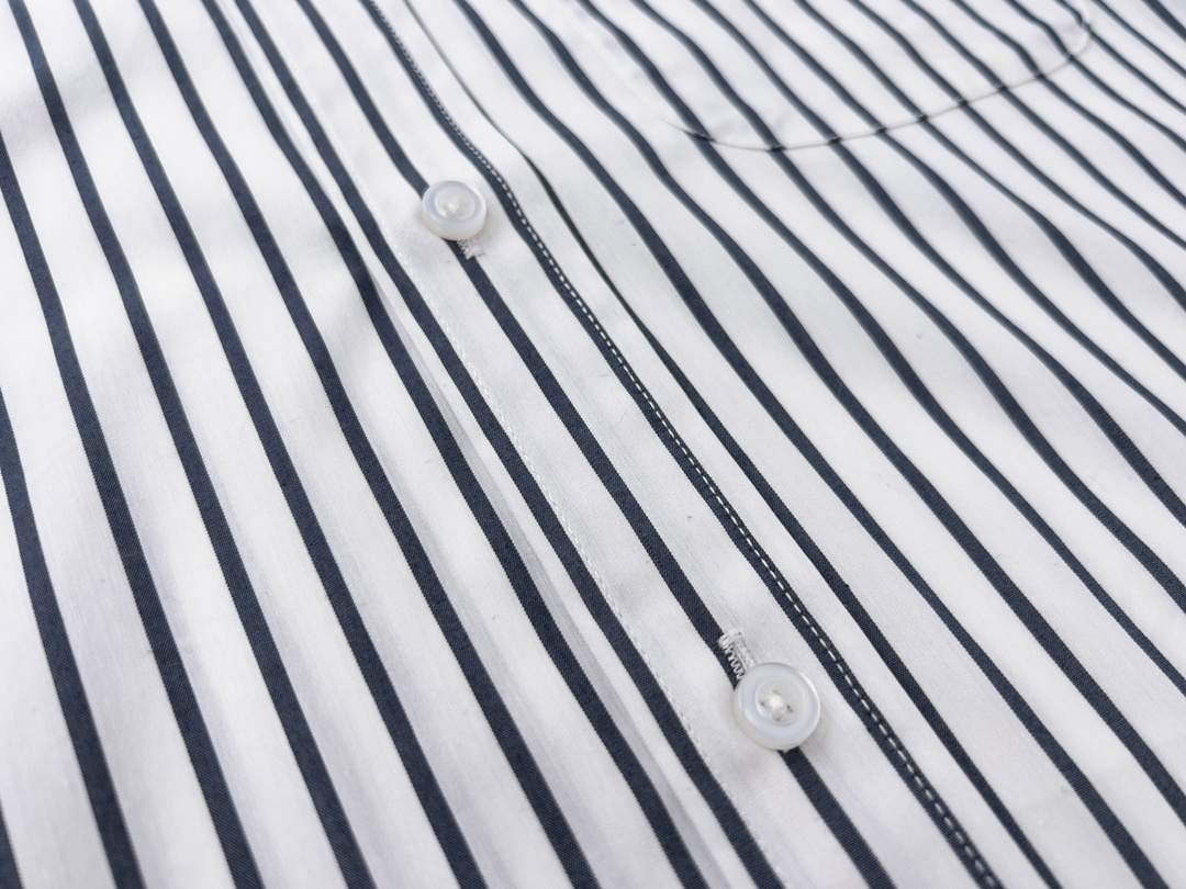 【ThomBrowne  公式旗艦店】トムブラウン   シャツ ご好評に付き再入荷  250220