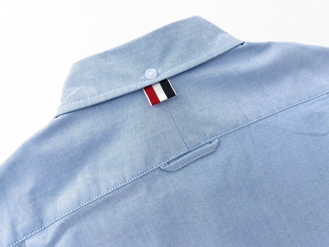 【ThomBrowne  公式旗艦店】トムブラウン   シャツ ご好評に付き再入荷  250221