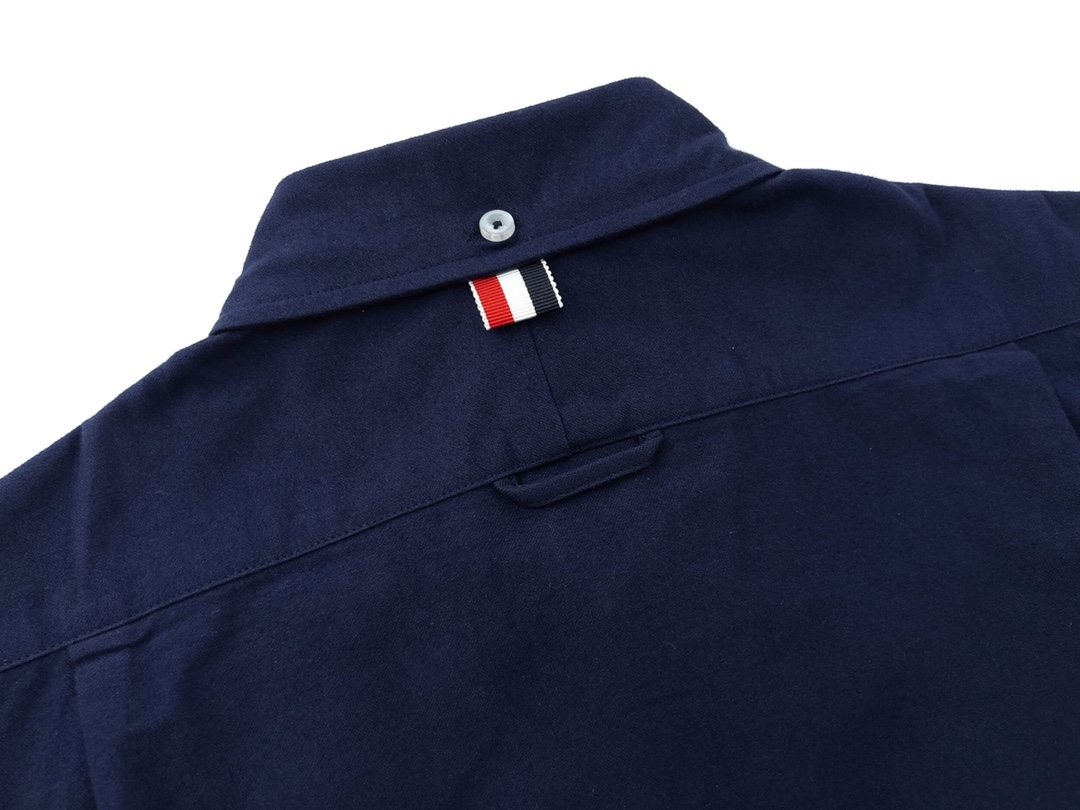 【ThomBrowne  公式旗艦店】トムブラウン   シャツ ご好評に付き再入荷  250221