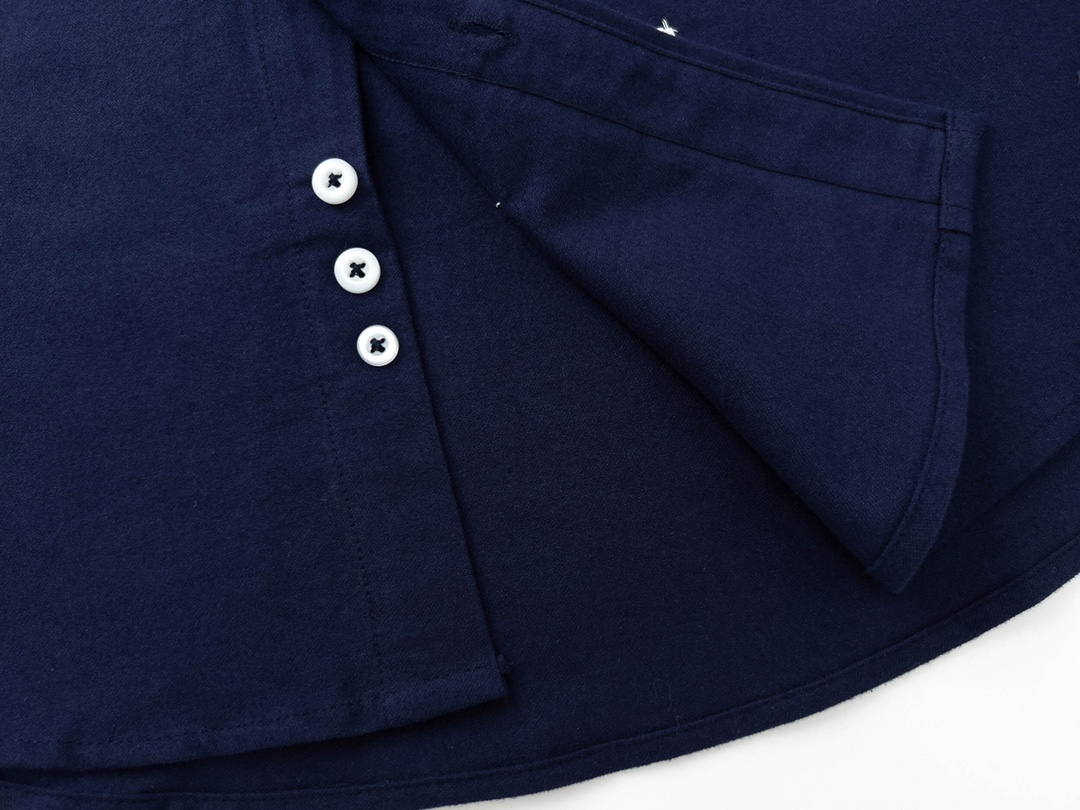 【ThomBrowne  公式旗艦店】トムブラウン   シャツ ご好評に付き再入荷  250221