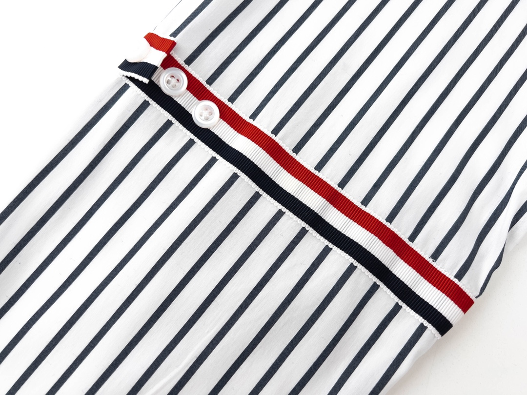 【ThomBrowne  公式旗艦店】トムブラウン   シャツ ご好評に付き再入荷  250221