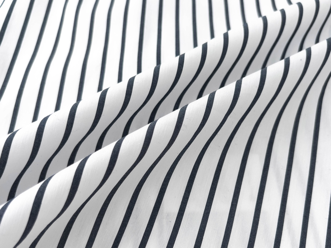 【ThomBrowne  公式旗艦店】トムブラウン   シャツ ご好評に付き再入荷  250221