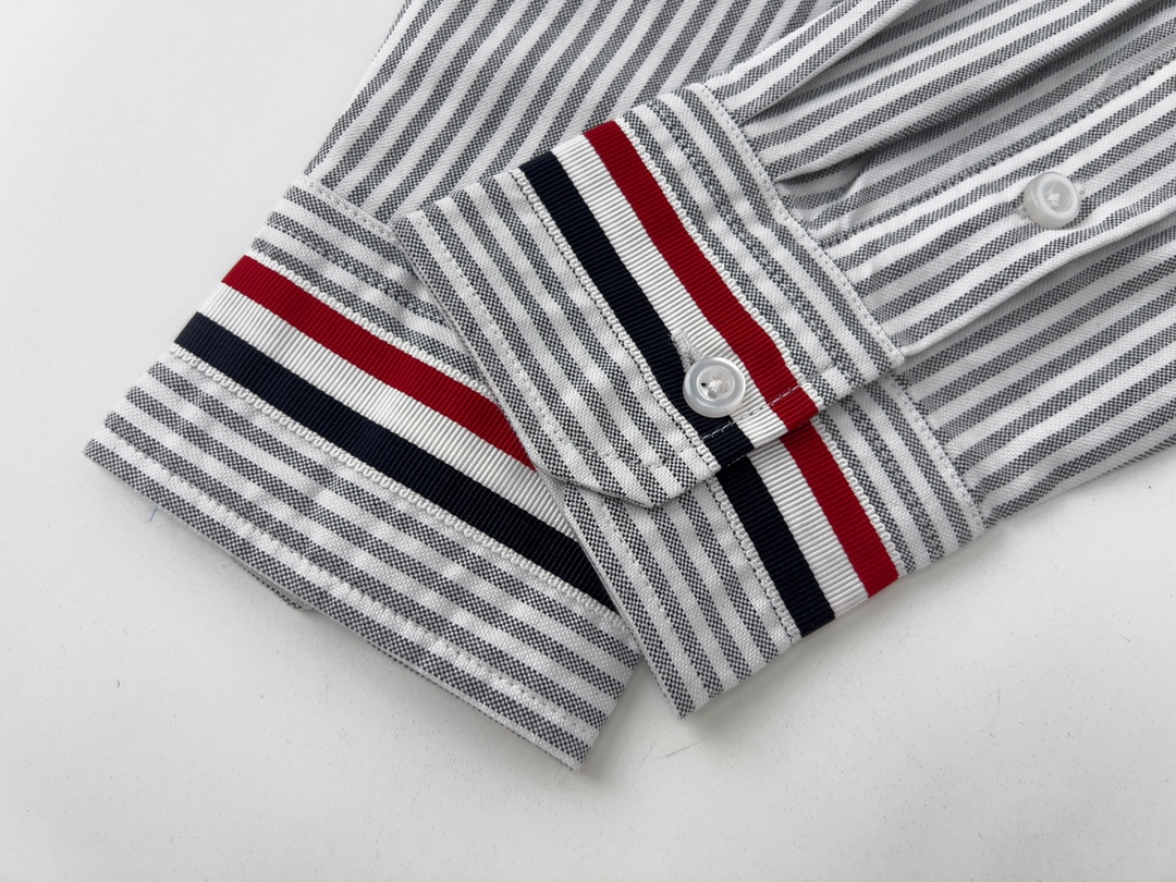 【ThomBrowne  公式旗艦店】トムブラウン   シャツ ご好評に付き再入荷  250221