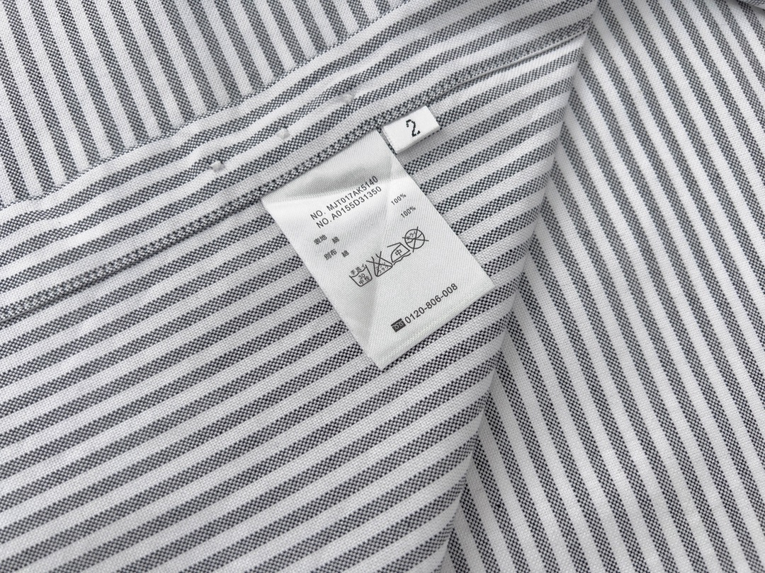 【ThomBrowne  公式旗艦店】トムブラウン   シャツ ご好評に付き再入荷  250221