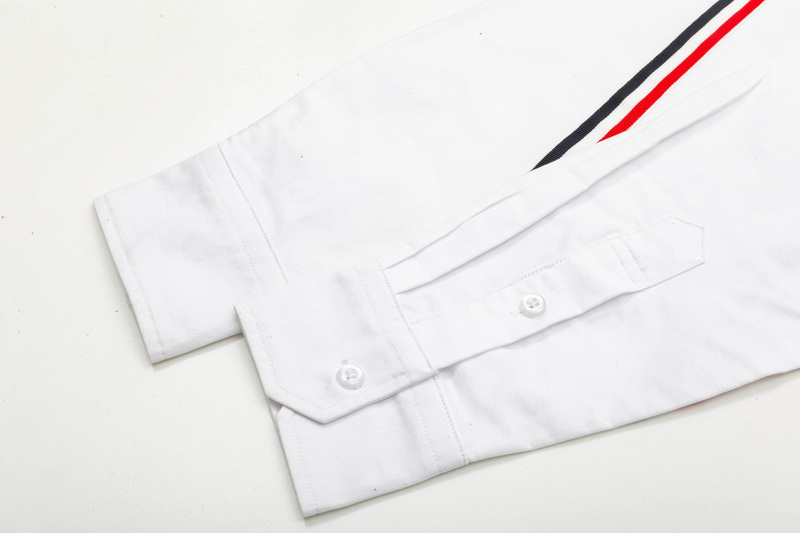 【ThomBrowne  公式旗艦店】トムブラウン   シャツ ご好評に付き再入荷  250221