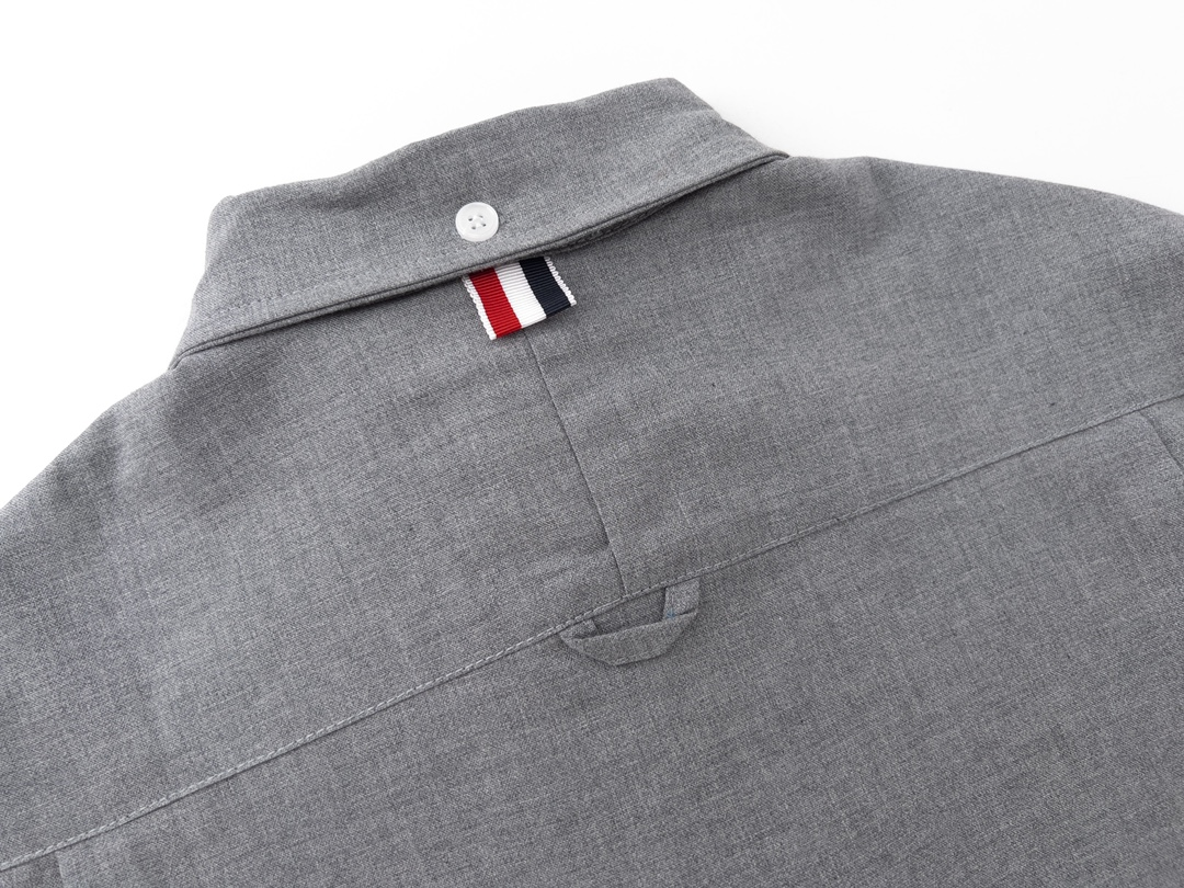 【ThomBrowne  公式旗艦店】トムブラウン   シャツ ご好評に付き再入荷  250221