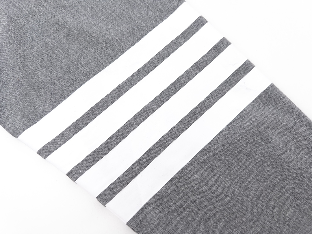 【ThomBrowne  公式旗艦店】トムブラウン   シャツ ご好評に付き再入荷  250221