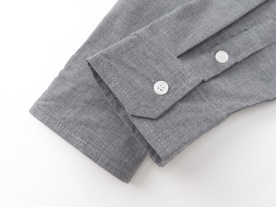 【ThomBrowne  公式旗艦店】トムブラウン   シャツ ご好評に付き再入荷  250221