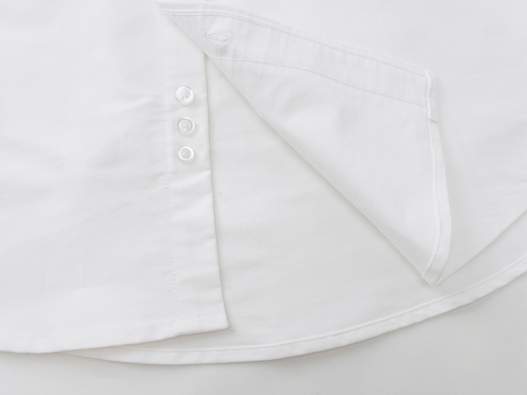 【ThomBrowne  公式旗艦店】トムブラウン   シャツ ご好評に付き再入荷  250221