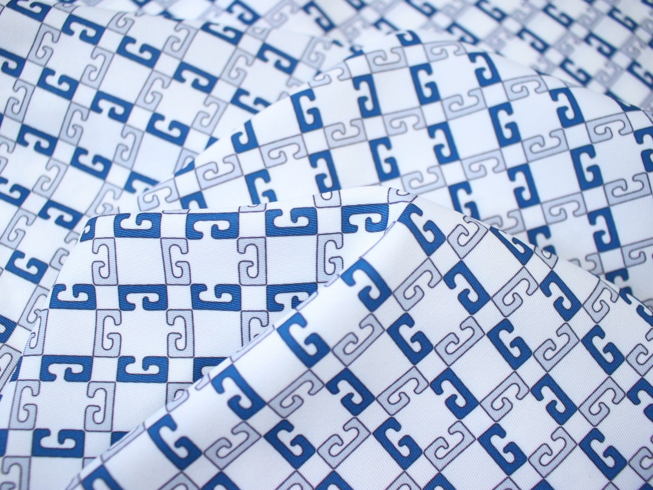 【GUCCI  公式旗艦店】グッチ  シャツ ご好評に付き再入荷  250222