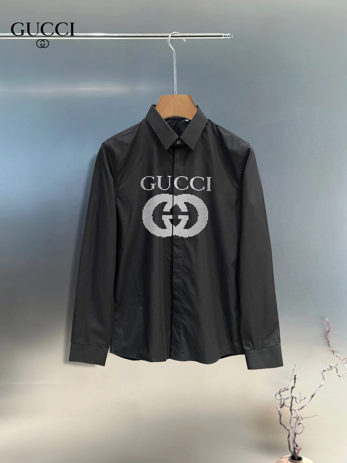 【GUCCI  公式旗艦店】グッチ  シャツ ご好評に付き再入荷  250222