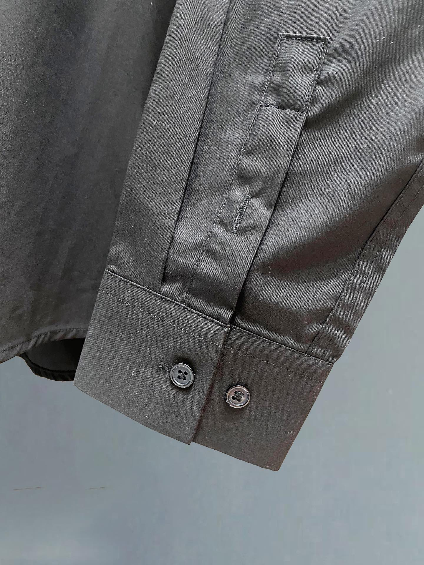 【GUCCI  公式旗艦店】グッチ  シャツ ご好評に付き再入荷  250222