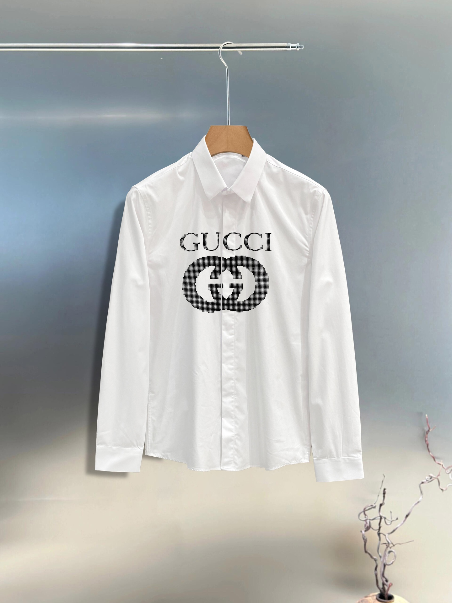 【GUCCI  公式旗艦店】グッチ  シャツ ご好評に付き再入荷  250222