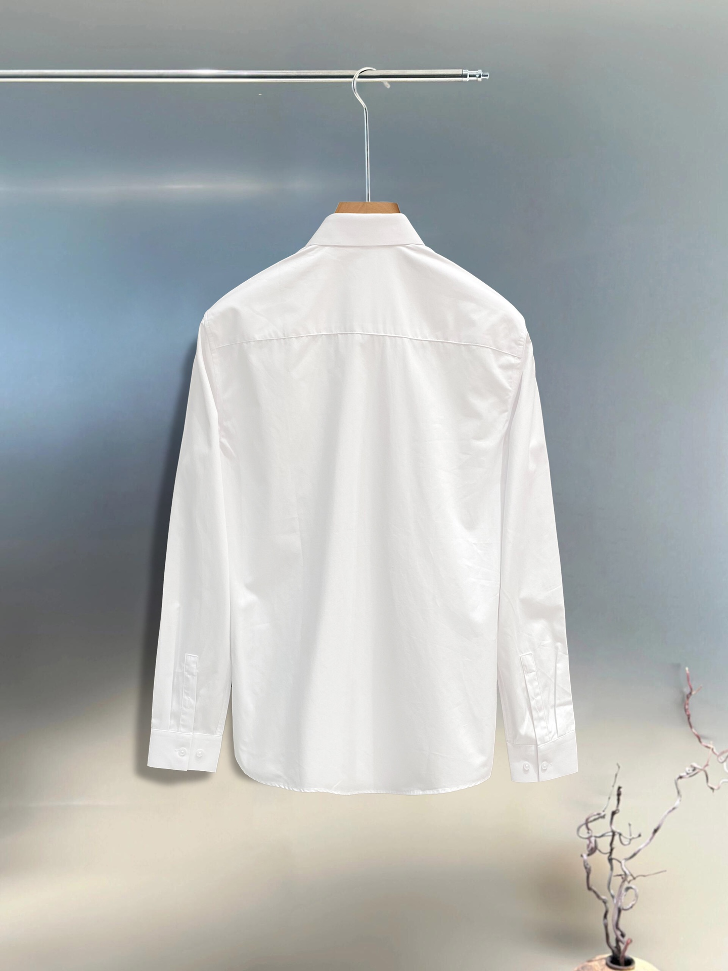 【GUCCI  公式旗艦店】グッチ  シャツ ご好評に付き再入荷  250222