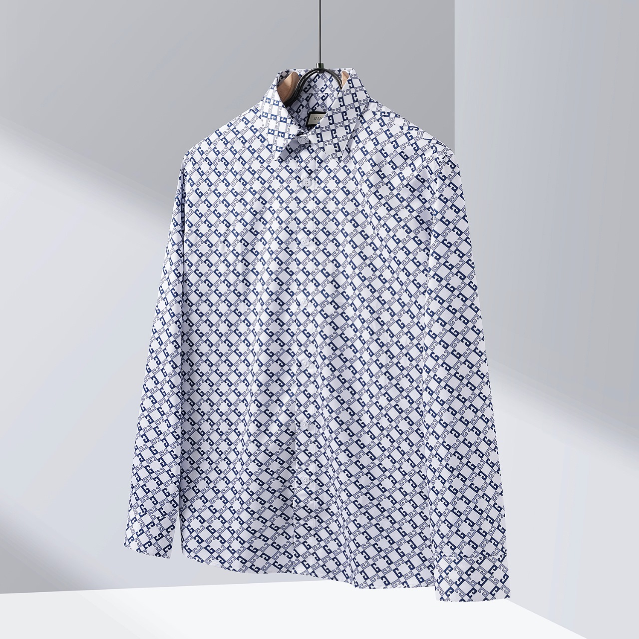 【GUCCI  公式旗艦店】グッチ  シャツ ご好評に付き再入荷  250222