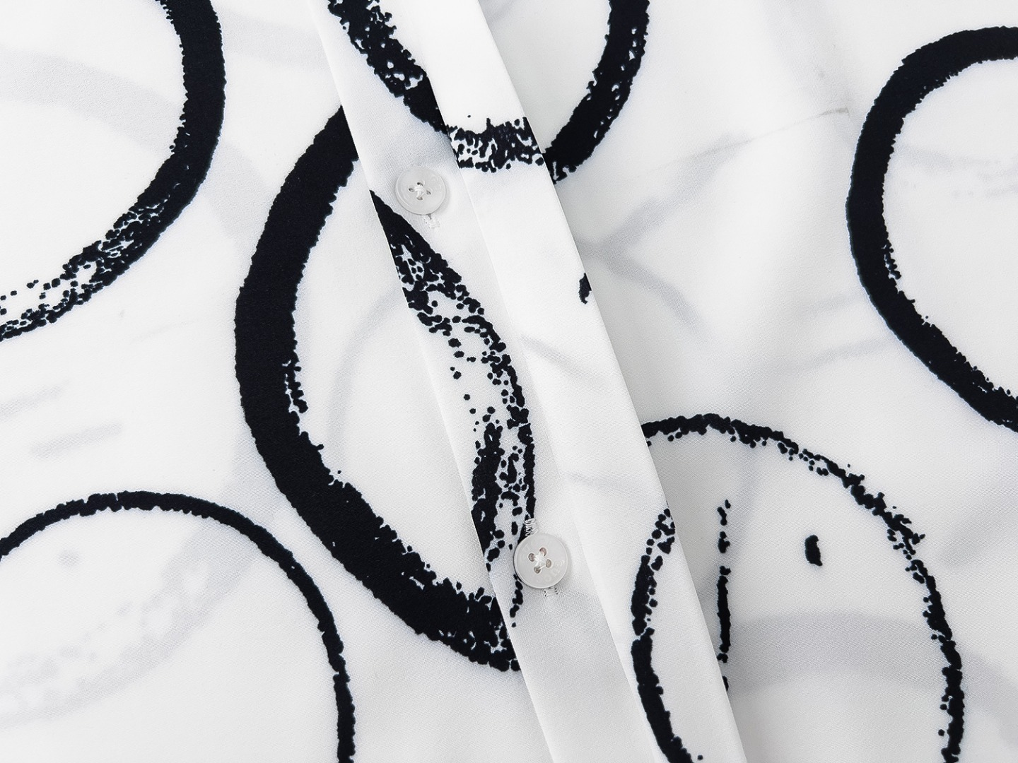 【GUCCI  公式旗艦店】グッチ  シャツ ご好評に付き再入荷  250222