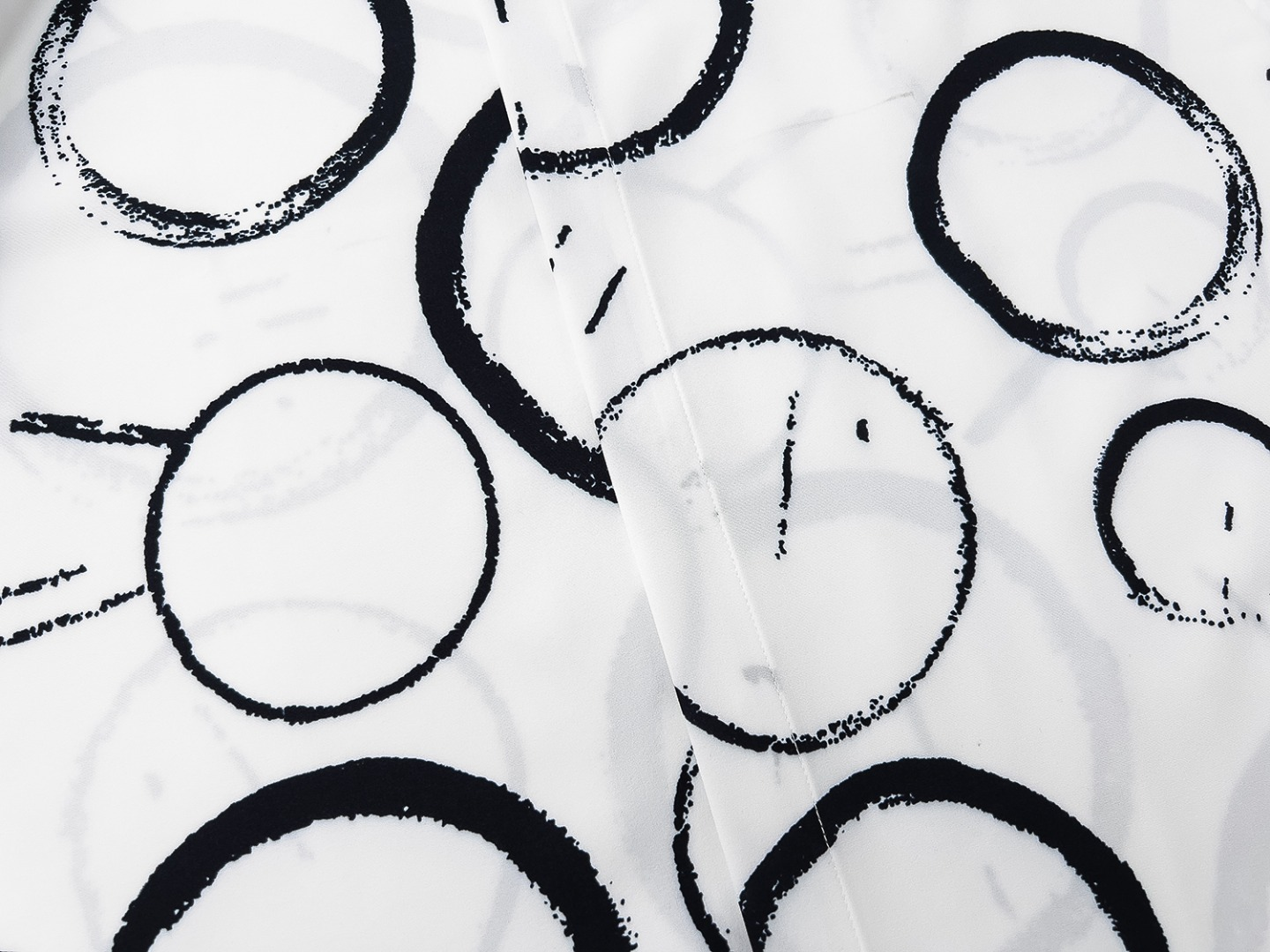 【GUCCI  公式旗艦店】グッチ  シャツ ご好評に付き再入荷  250222