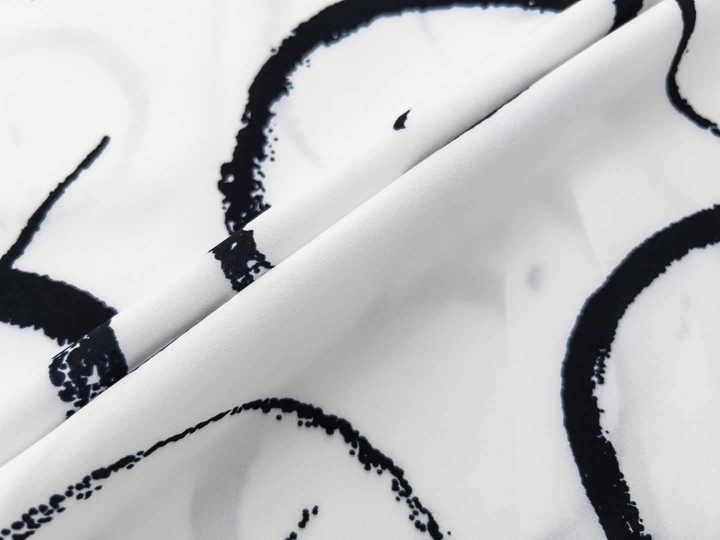 【GUCCI  公式旗艦店】グッチ  シャツ ご好評に付き再入荷  250222