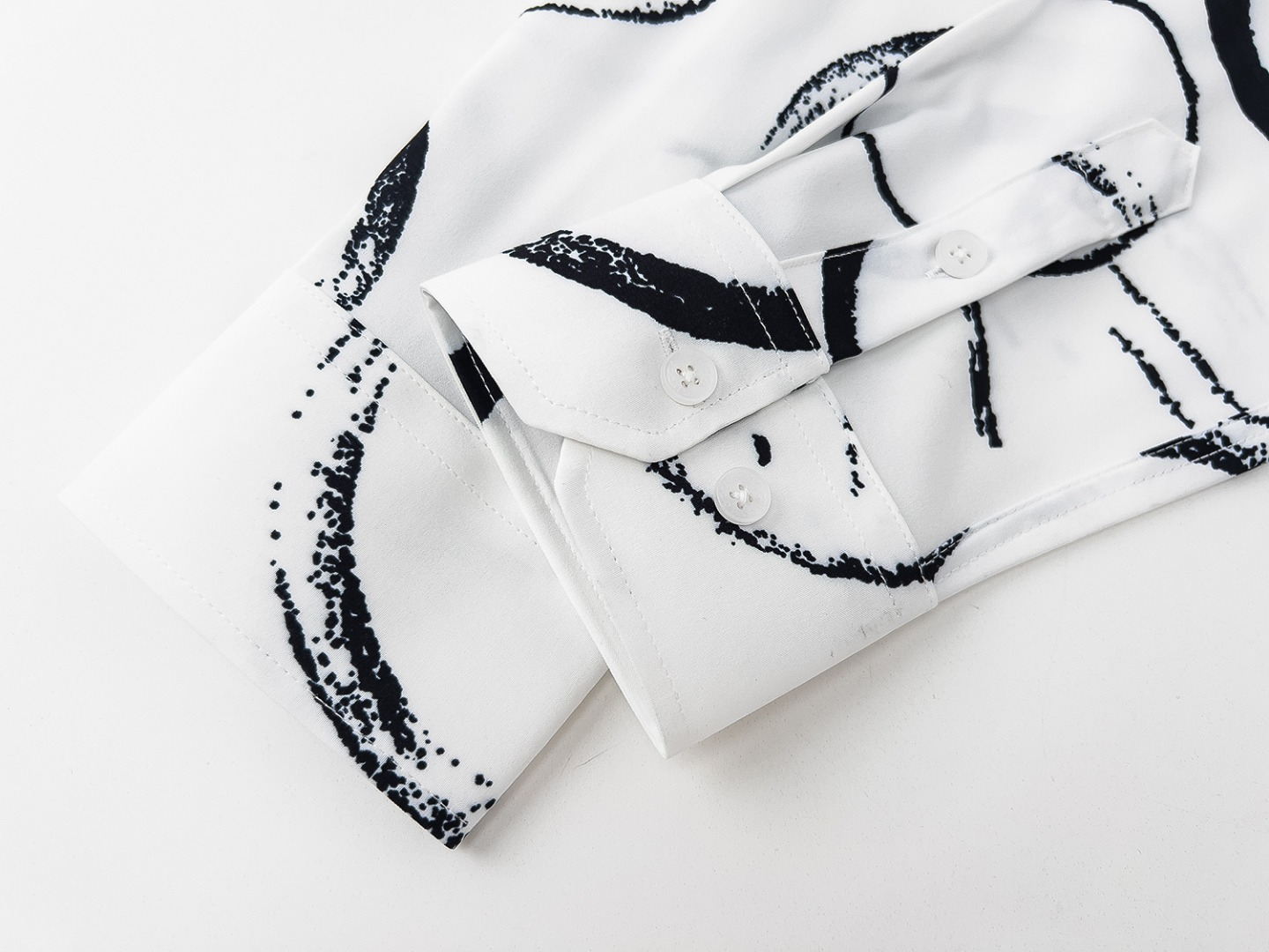 【GUCCI  公式旗艦店】グッチ  シャツ ご好評に付き再入荷  250222