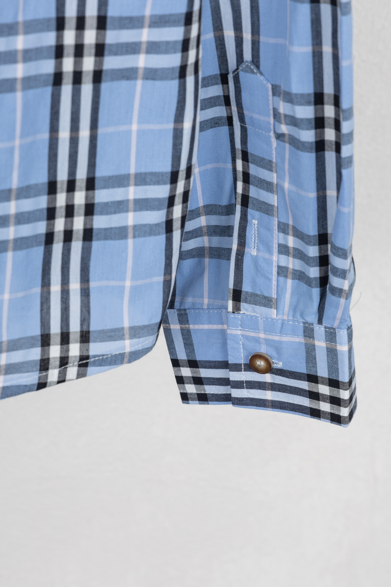 【BURBERRY 公式旗艦店】バーバリー  シャツ ご好評に付き再入荷  25021922