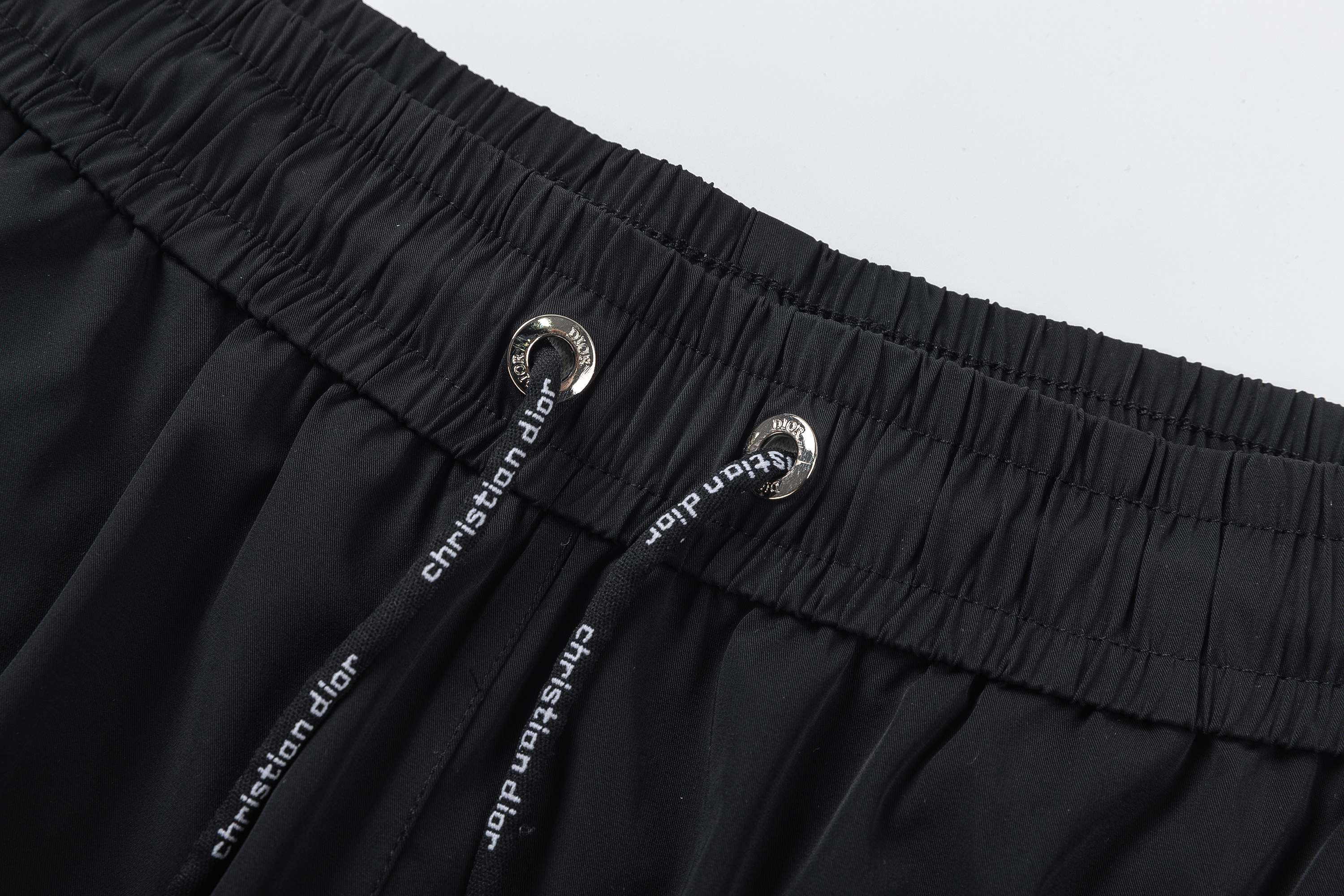 【DIOR  公式旗艦店】ディオール ショートパンツご好評に付き再入荷！250224