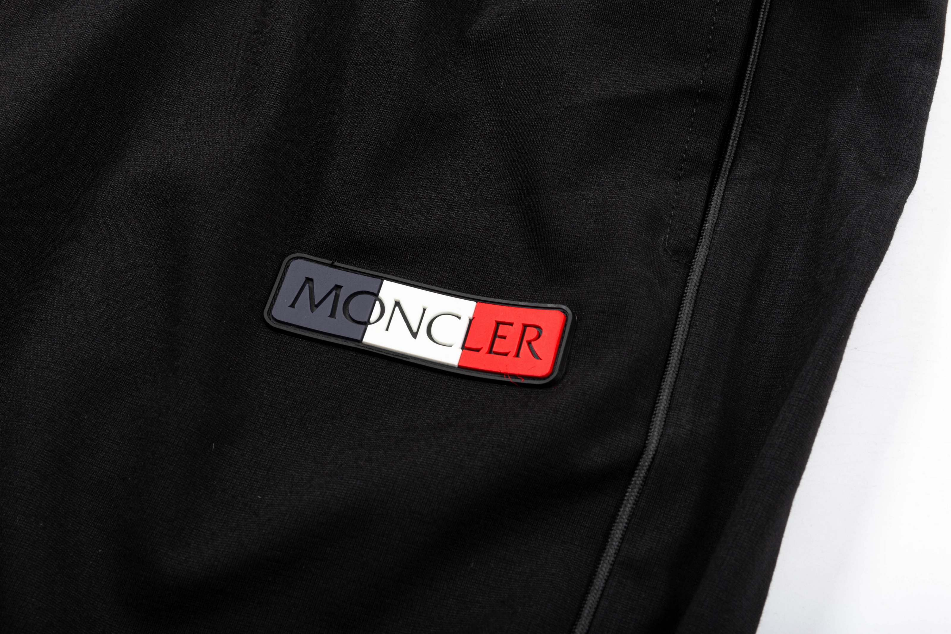 【MONCLER  公式旗艦店】モンクレール   ショートパンツご好評に付き再入荷！250225