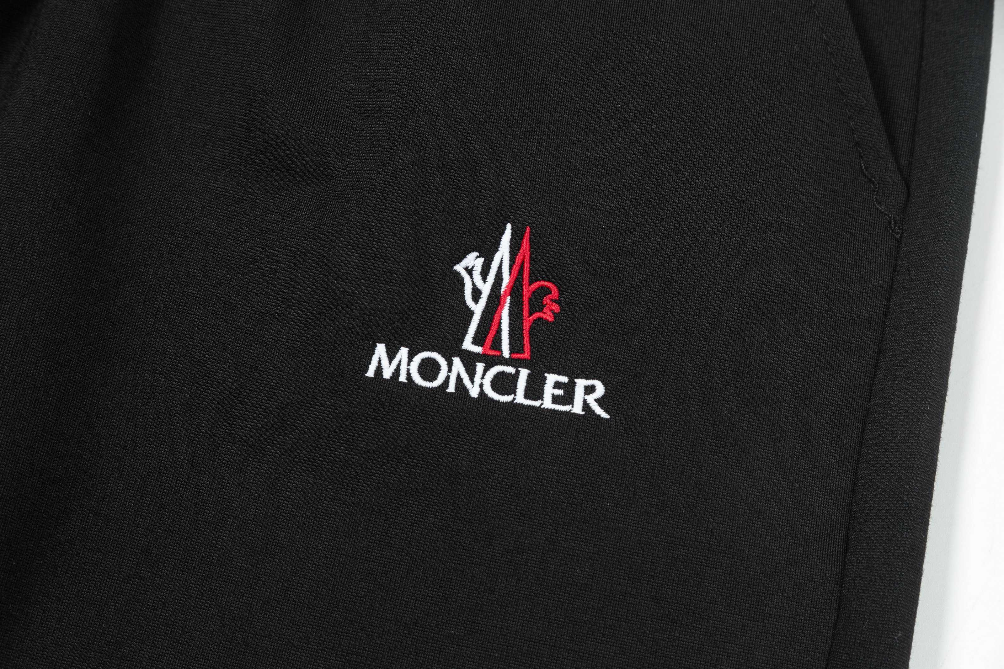 【MONCLER  公式旗艦店】モンクレール   ショートパンツご好評に付き再入荷！250225