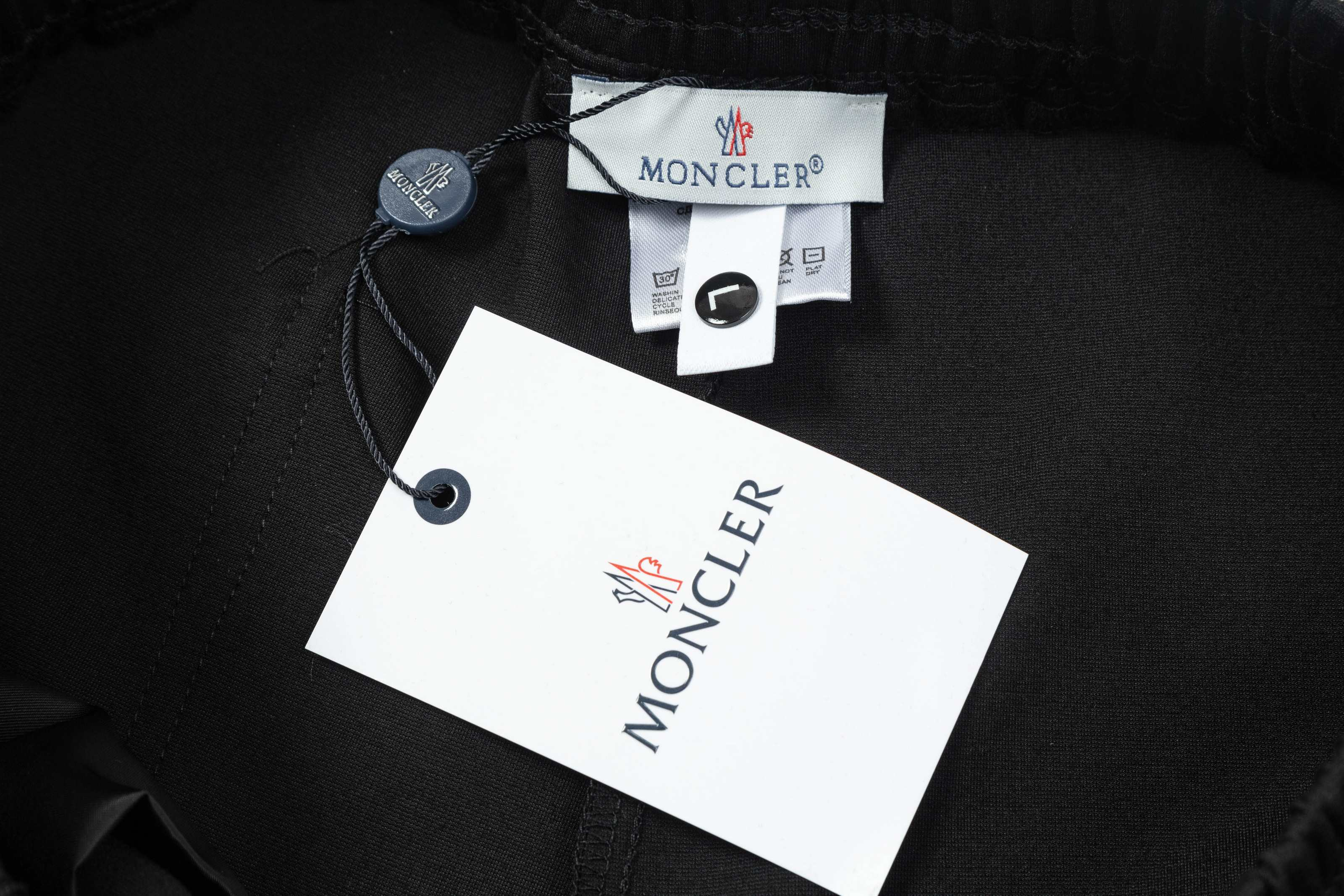 【MONCLER  公式旗艦店】モンクレール   ショートパンツご好評に付き再入荷！250225