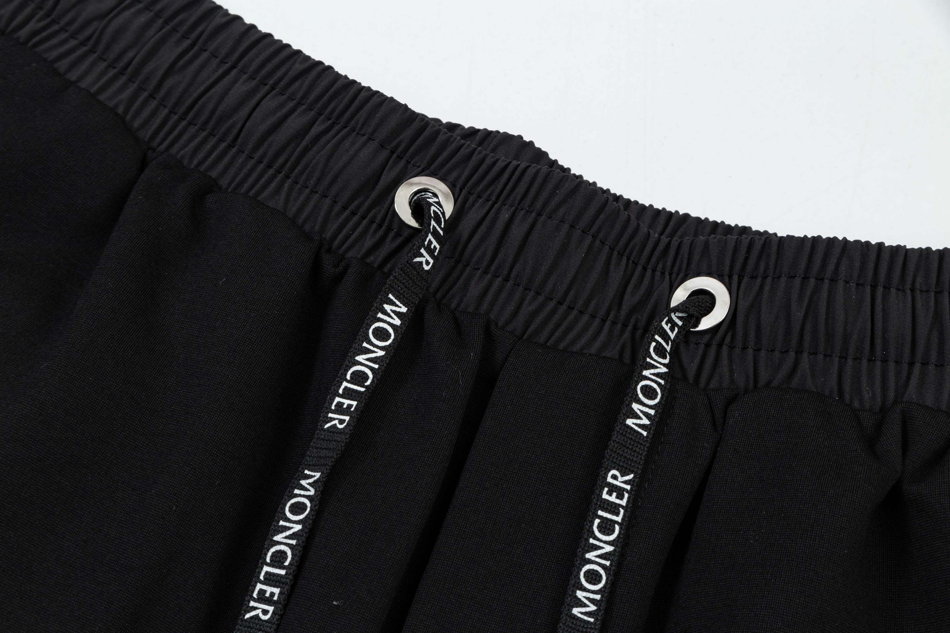 【MONCLER  公式旗艦店】モンクレール   ショートパンツご好評に付き再入荷！250225