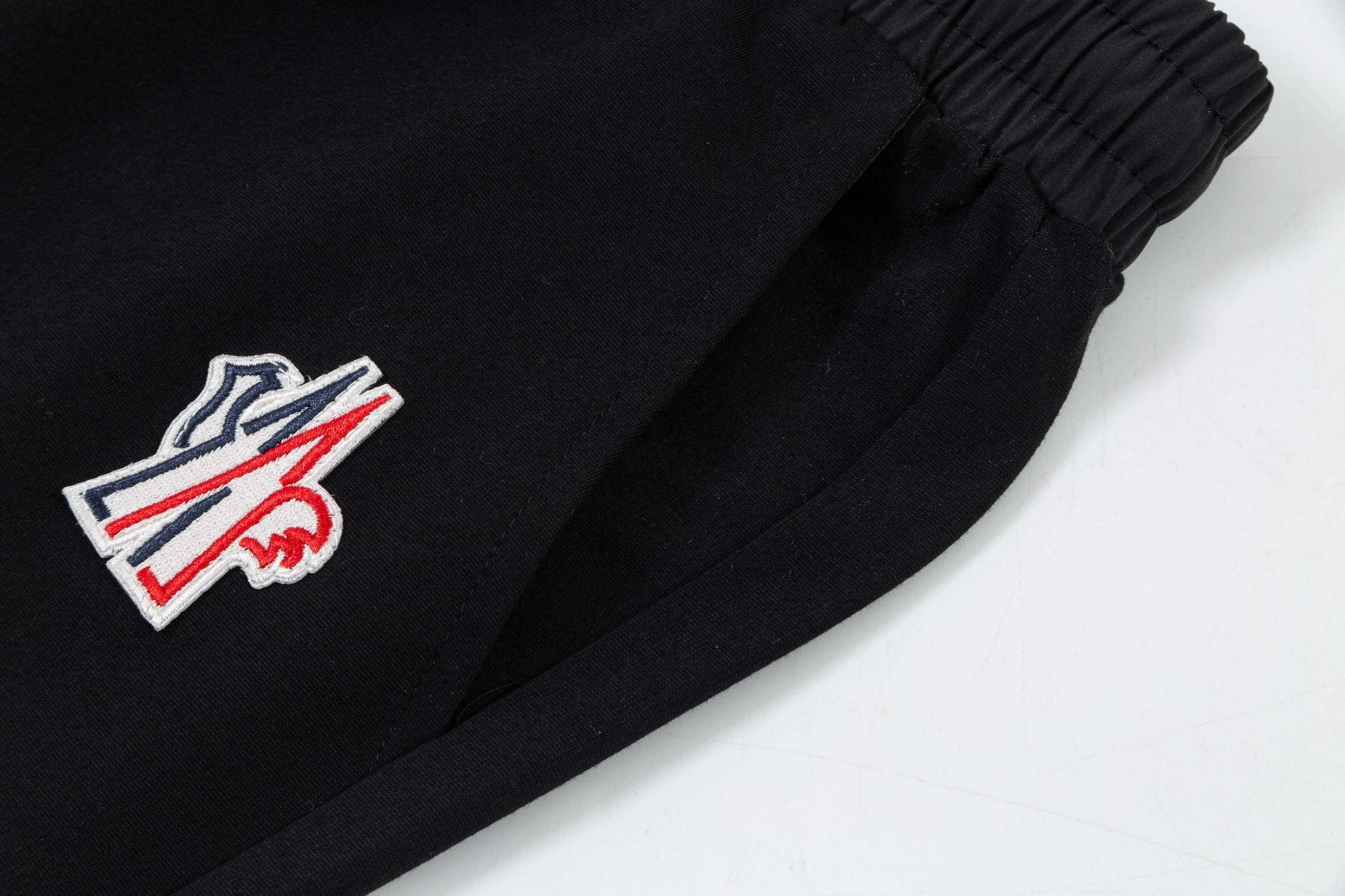 【MONCLER  公式旗艦店】モンクレール   ショートパンツご好評に付き再入荷！250225