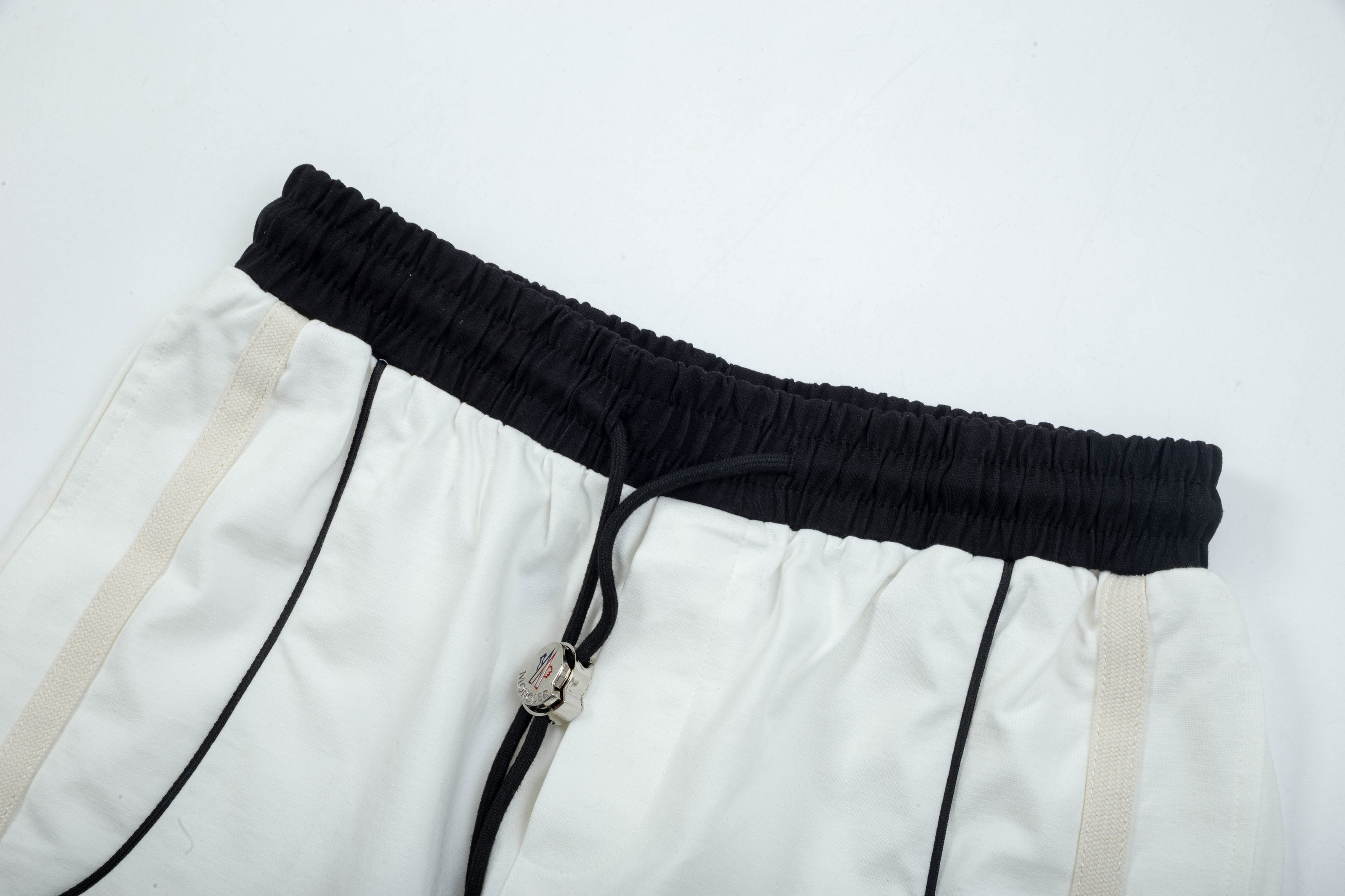 【MONCLER  公式旗艦店】モンクレール   ショートパンツご好評に付き再入荷！250225