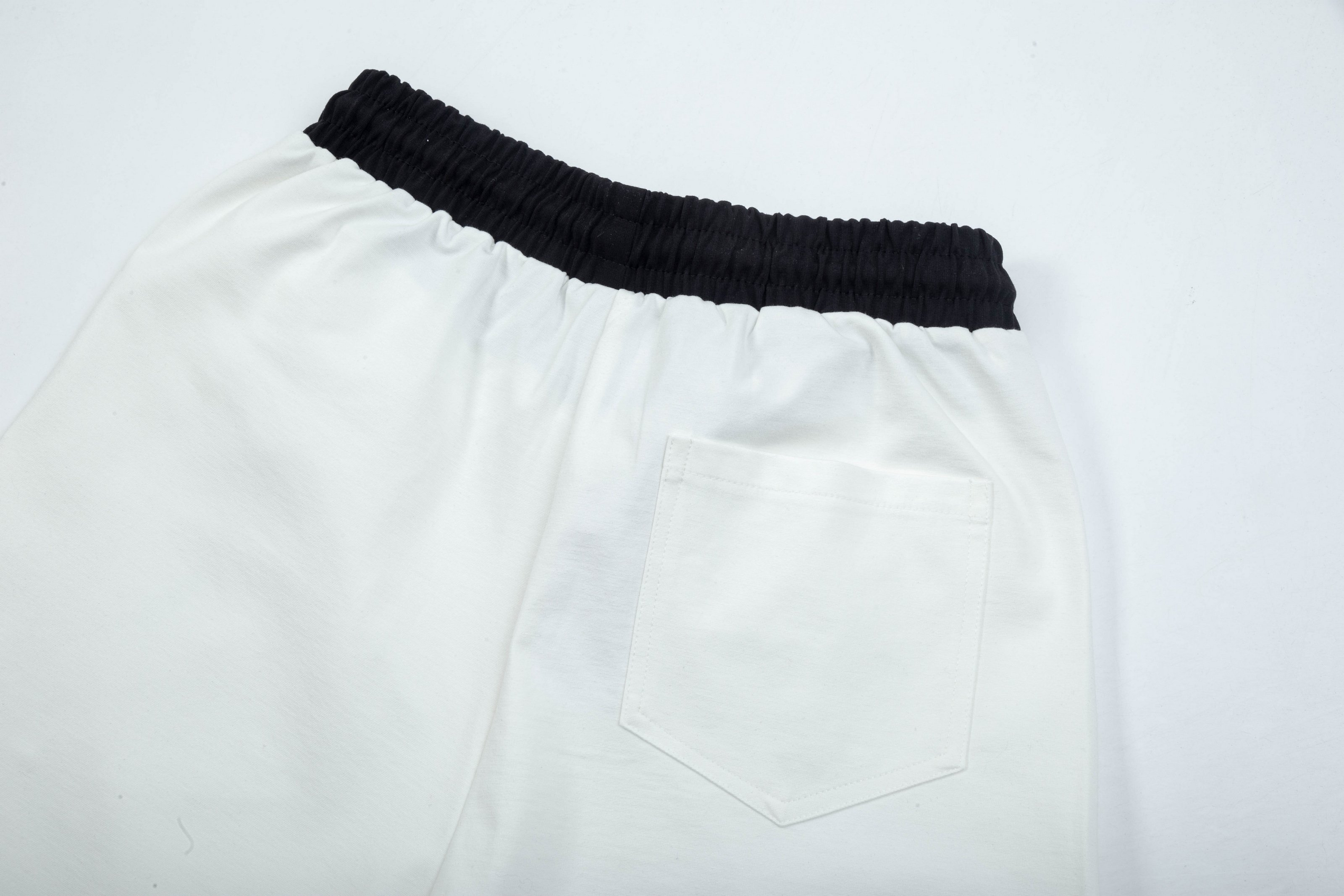 【MONCLER  公式旗艦店】モンクレール   ショートパンツご好評に付き再入荷！250225