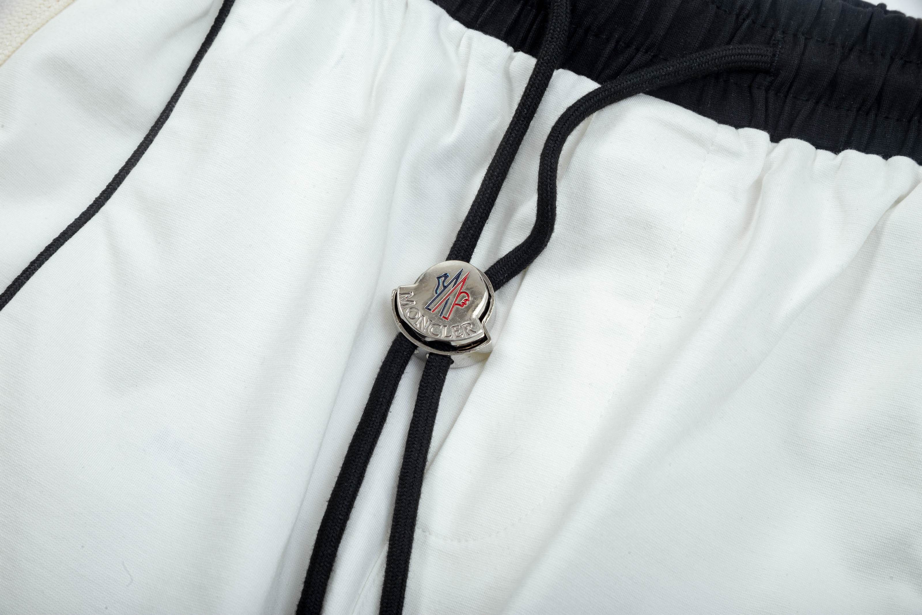 【MONCLER  公式旗艦店】モンクレール   ショートパンツご好評に付き再入荷！250225