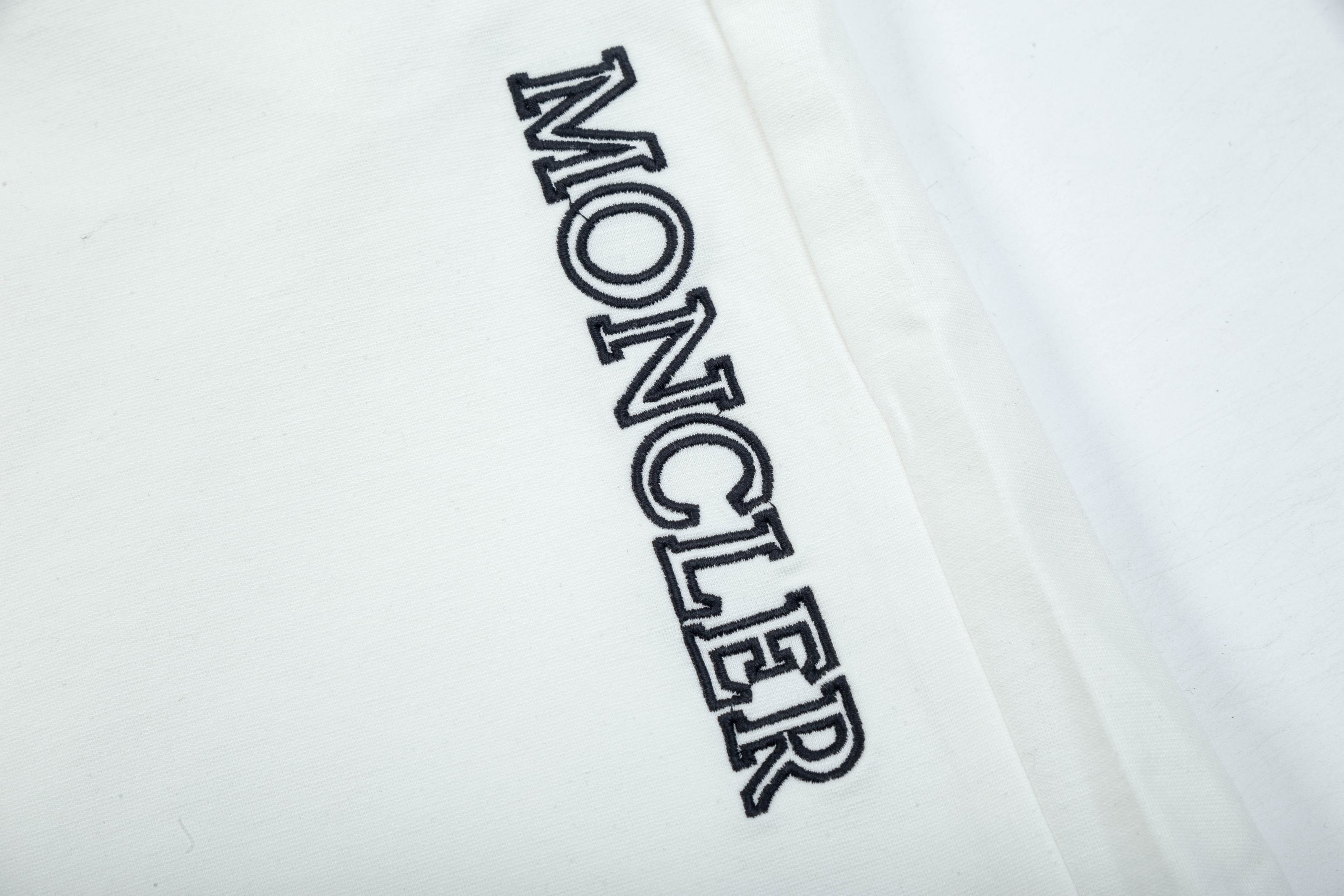 【MONCLER  公式旗艦店】モンクレール   ショートパンツご好評に付き再入荷！250225